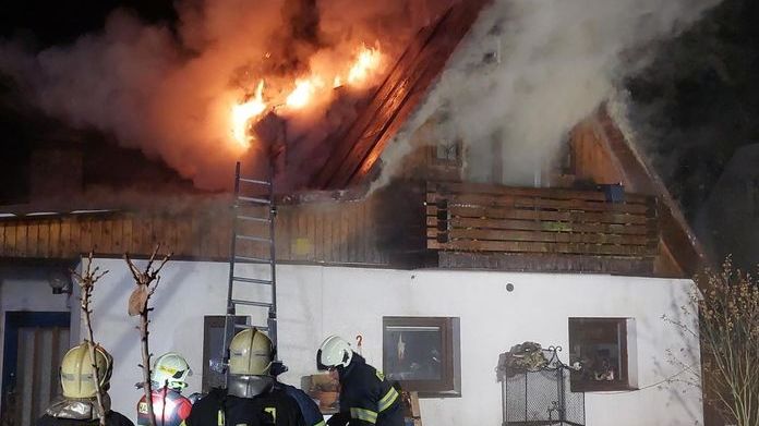 Dřevěná příčka vzplála od žhavého kouřovodu v chatě u Prahy. Evakuace a škoda za dva miliony